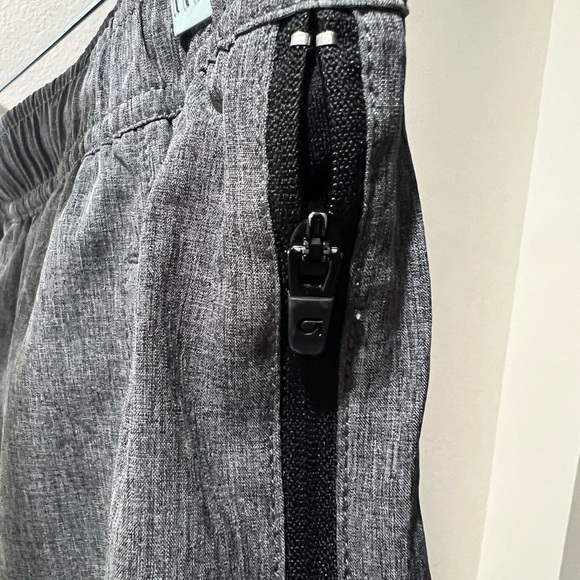 GapFit Men's Gray and Black Athletic Shorts, size medium, EUC, casual, pockets - Picture 3 of 7